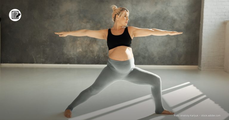Schwangere Frau praktiziert in der pränatalen Phase Yoga.