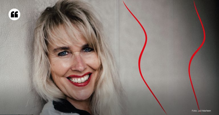 Daniela Vollenweider lächelt in de Kamera