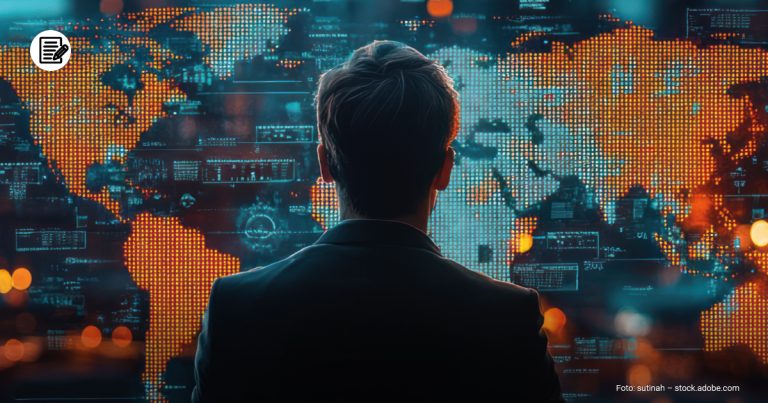 Ein Mann steht vor eine großen digitalen Weltkarte