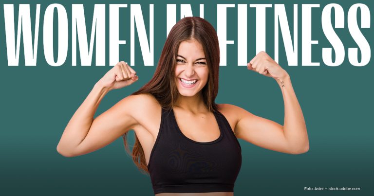 Trainierte Frau posiert stark vor den Worten "Woman in Fitness"