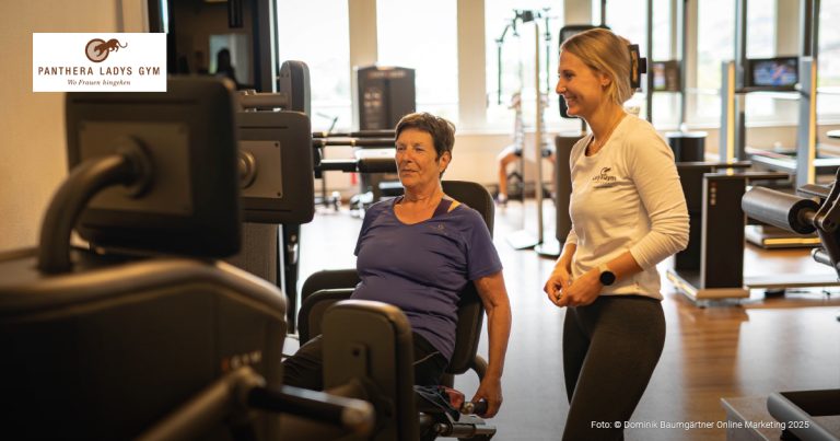 Geschäftsführerin Chiara Jud hilft ihrer Kundin beim Training im Panthera Ladys Gym.